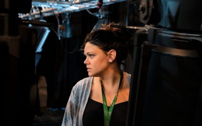 Έλενα Σωκράτους στα παρασκήνια, ανάμεσα σε προβολείς.