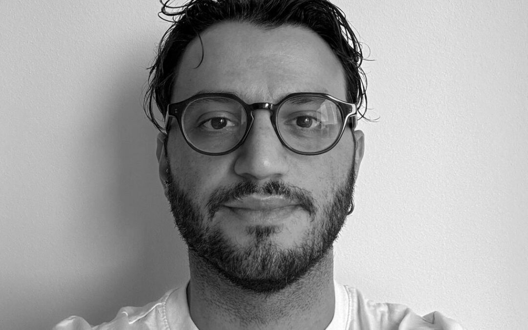 Mihalis Markakis mit Brille und Bart.