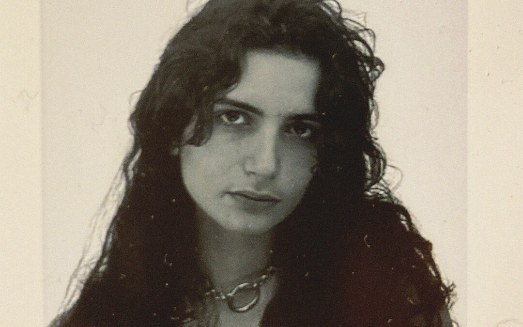 Lena Drazinou mit langem lockigem Haar, auf einem alten Fotoabzug.