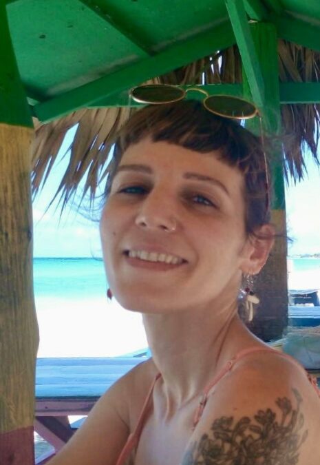 Stella Kalampaliki lächelt, in einer Strandhütte am Meer.