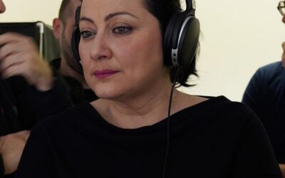 Ανδρονίκη Ξανθοπούλου, με ακουστικά.