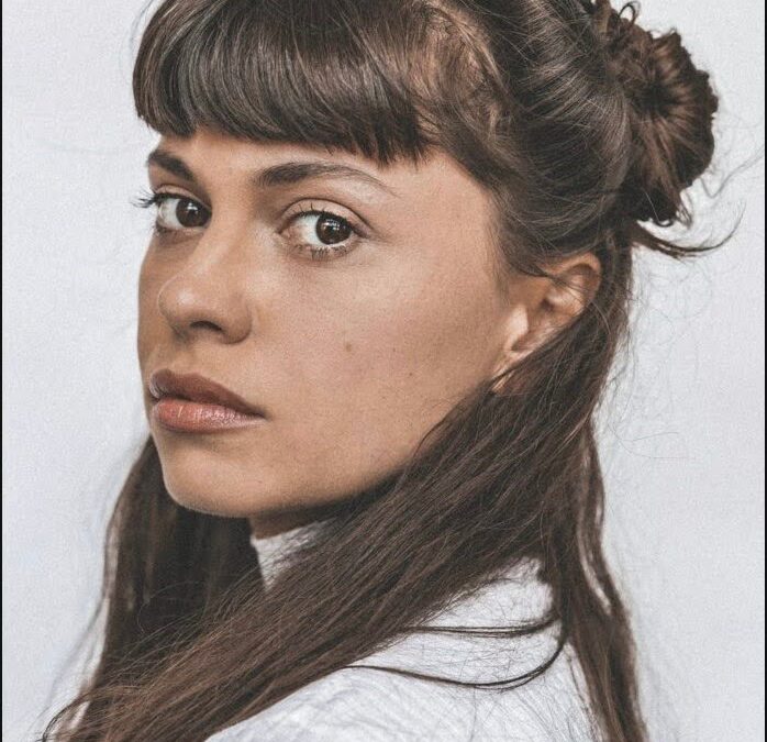 Violeta Lupis, Blick über die Schulter.